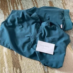 Figs Caribbean blue rafaela top - XS
Figs Caribbean blue Zamora pants - S/P